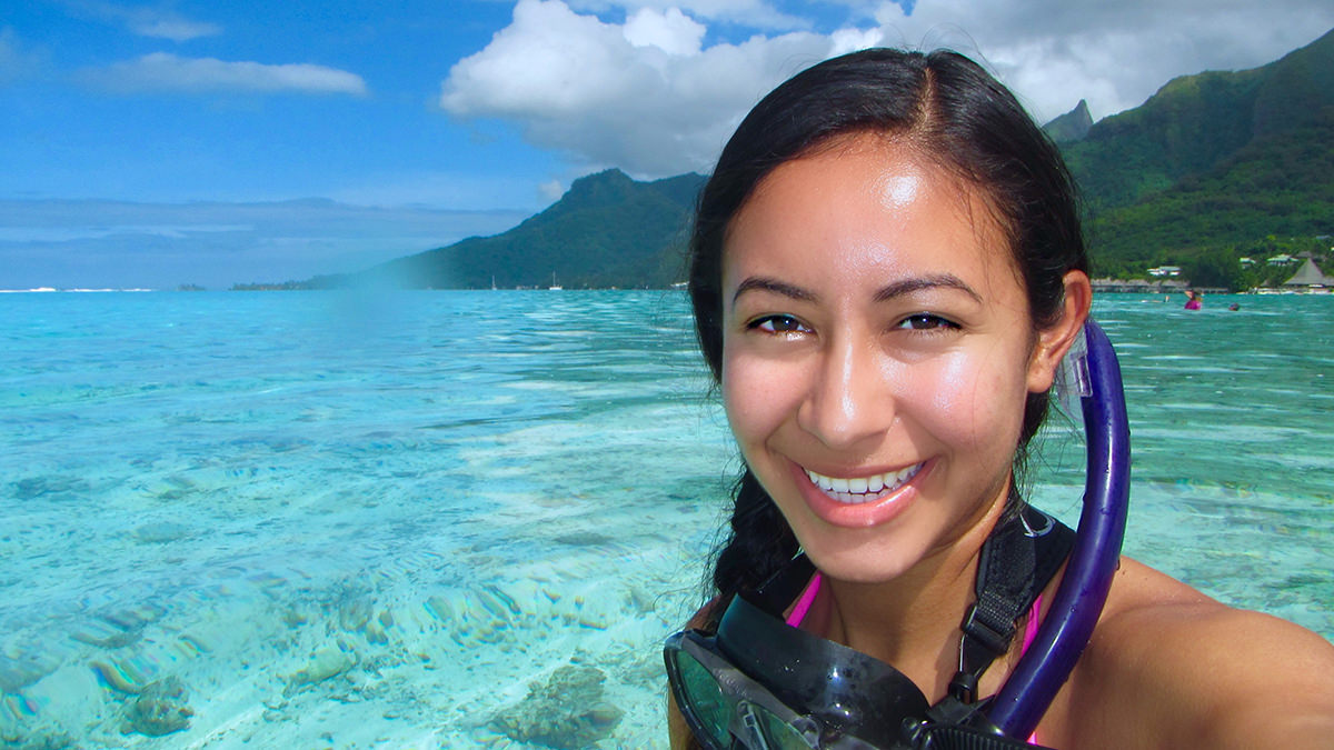 Nury Molina  in French Polynesia to study fish consumption of algae that competes with coral reefs 