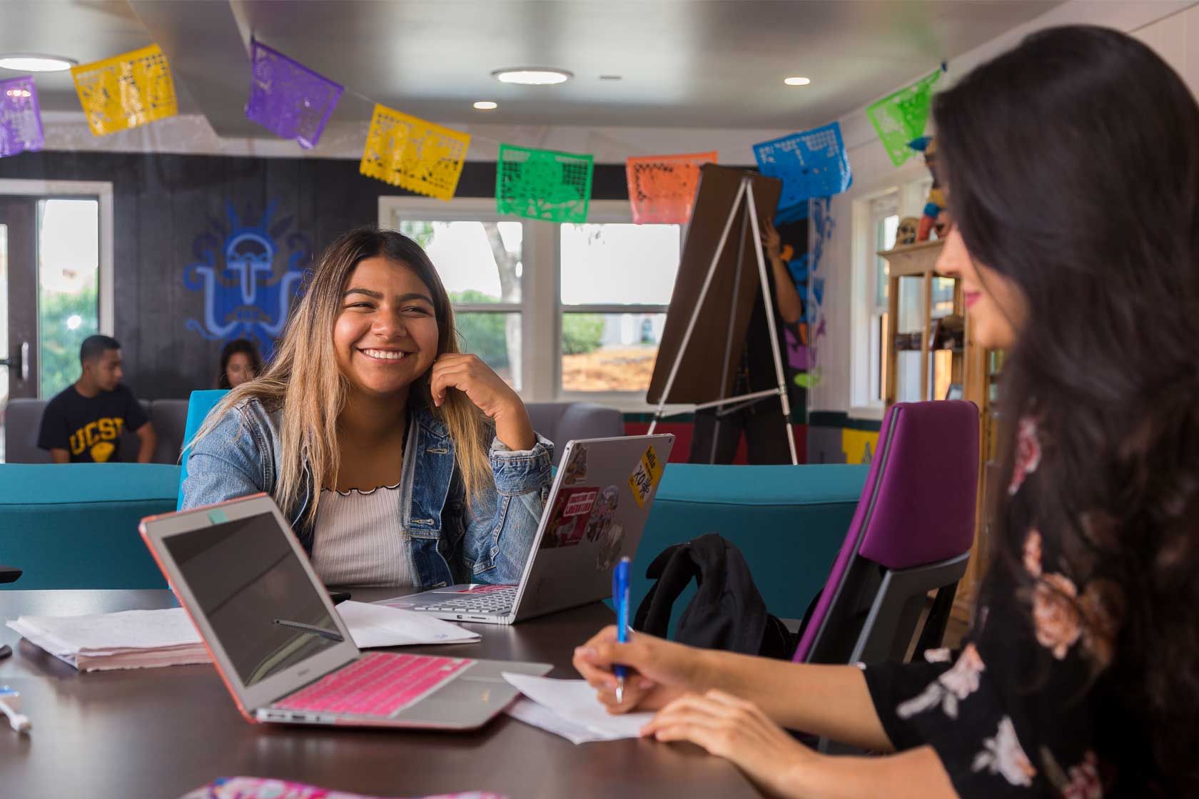 Prospective student speaking with mentor